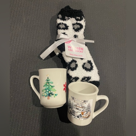 #344 GIFT READY 2 Pack Christmas Mug & Fuzzy Sock Bundle (2 Mugs + 2 Socks) - Picture 1 of 4